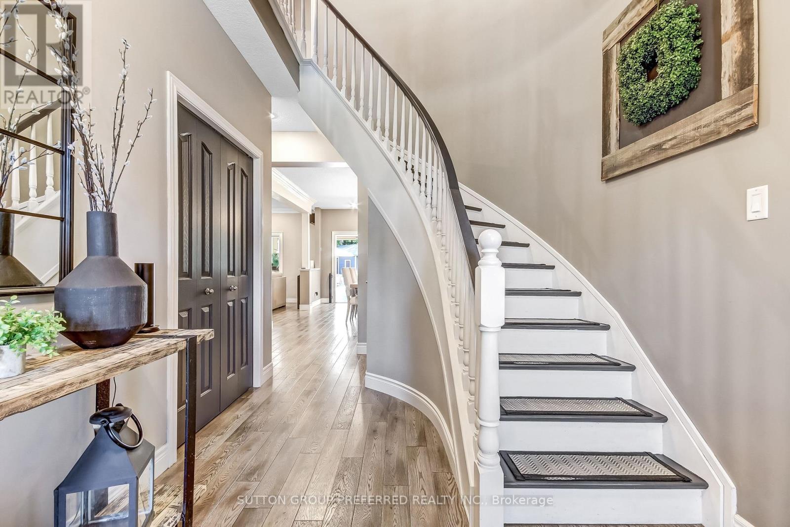 1094 Thornley Street Property Photo 3