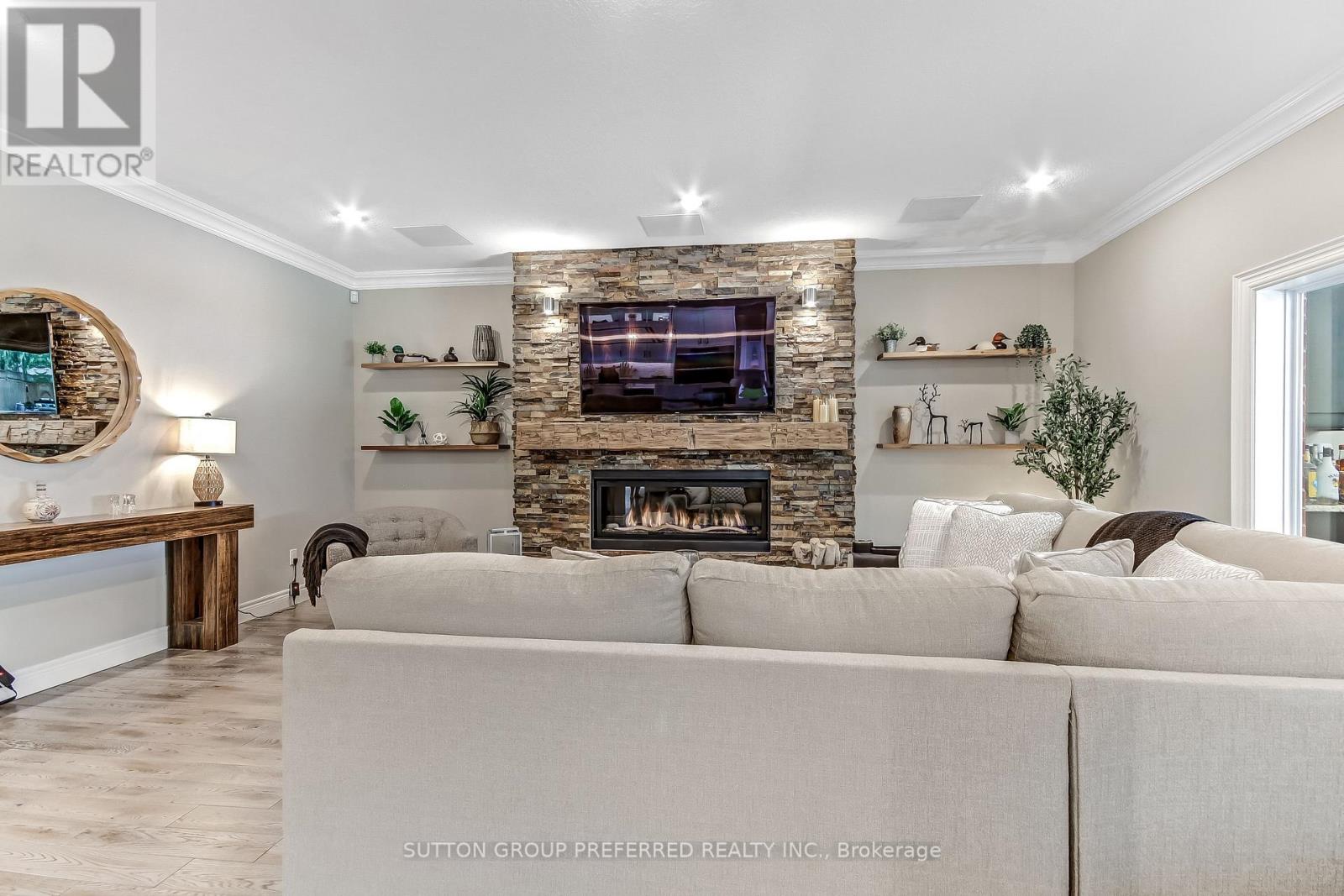 1094 Thornley Street Property Photo 7