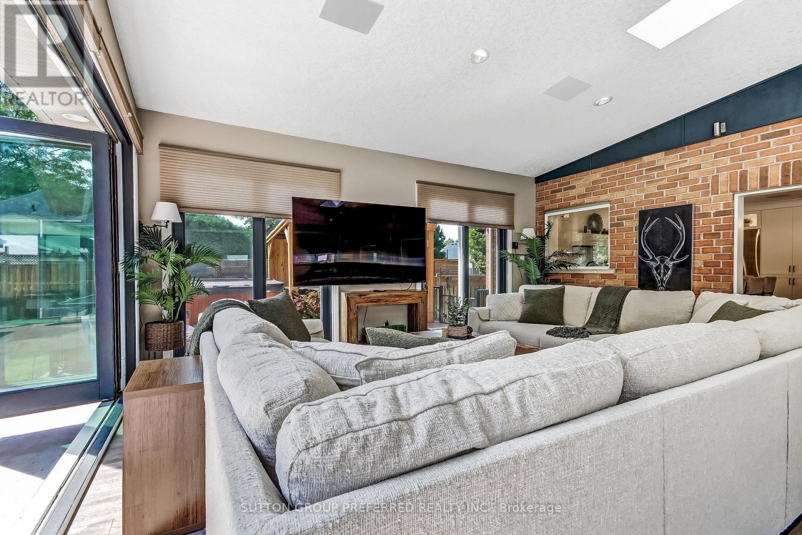 1094 Thornley Street Property Photo 19