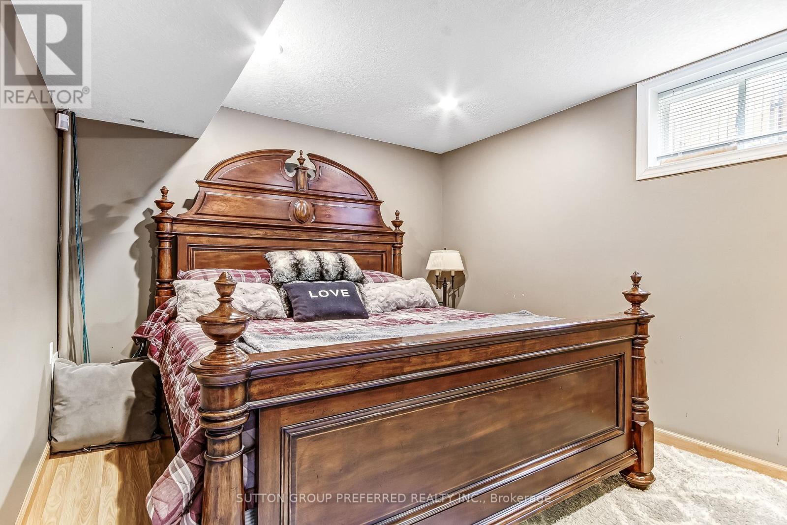 1094 Thornley Street Property Photo 28