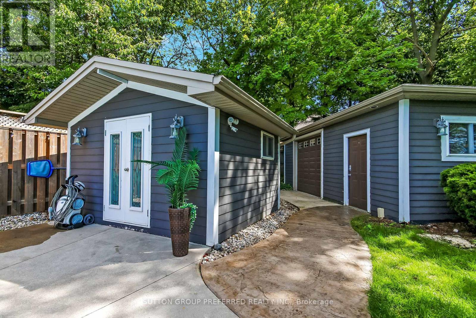 1094 Thornley Street Property Photo 36