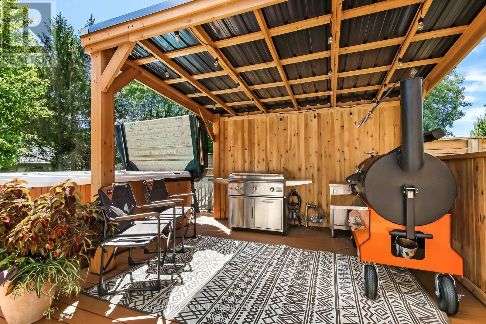 1094 Thornley Street Property Photo 40