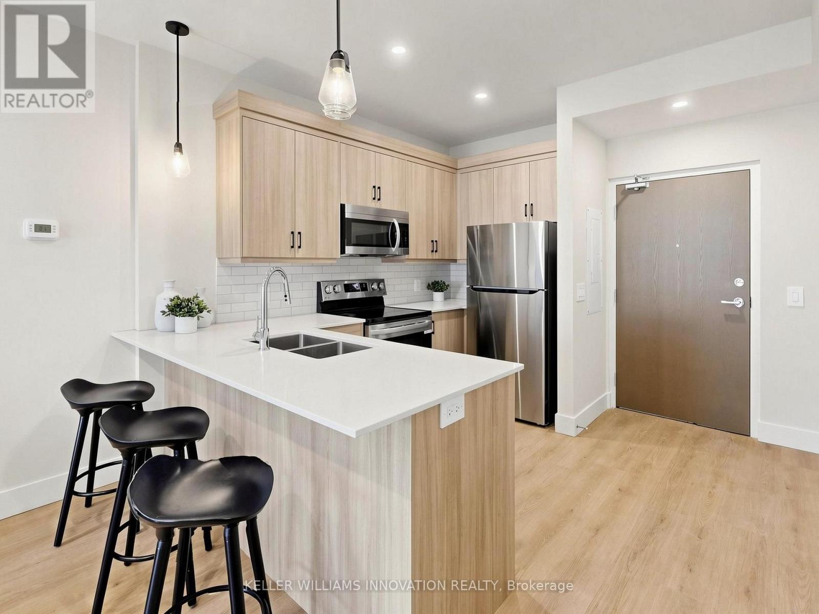 935 Twamley Street W Property Photo 2