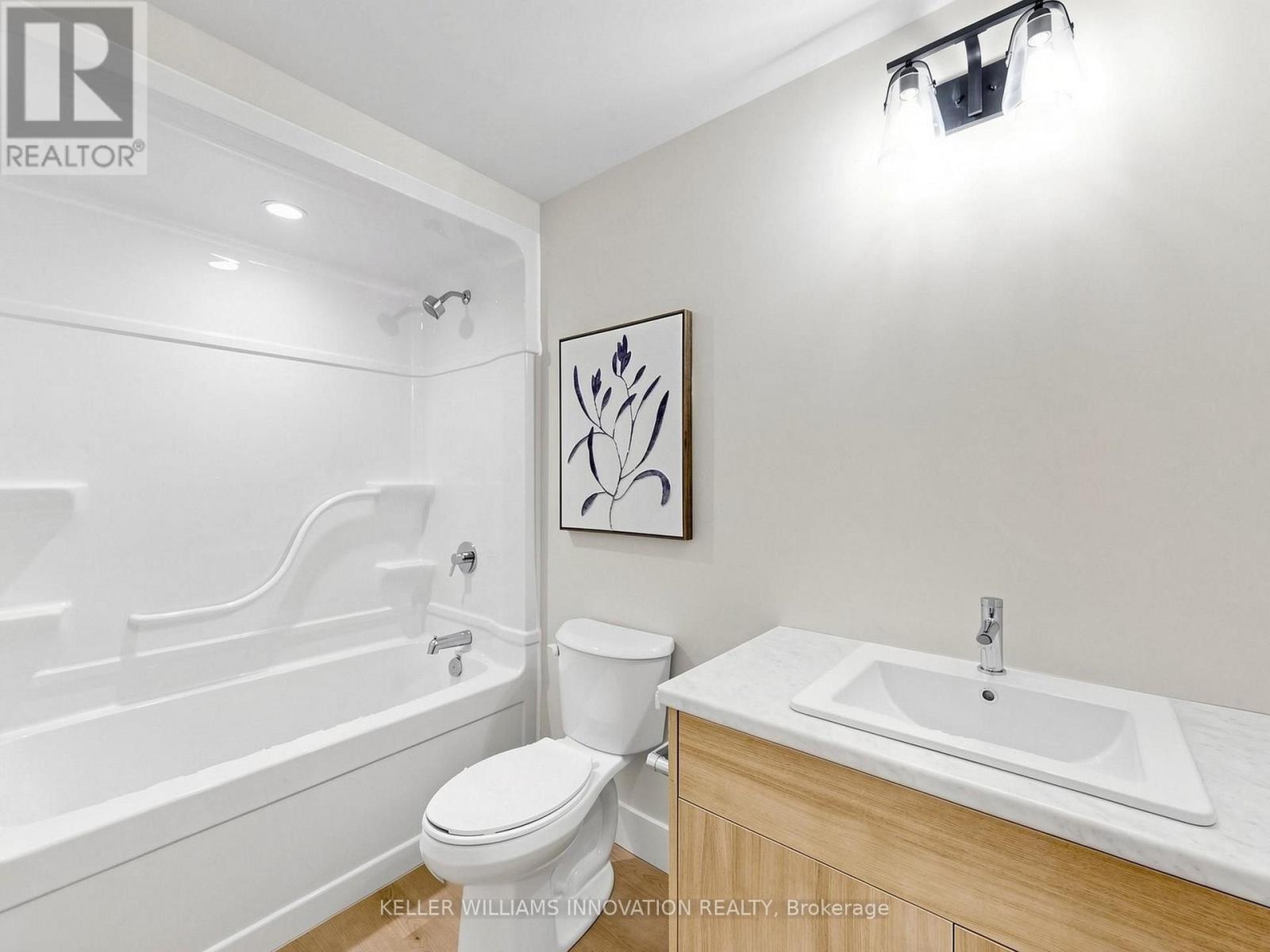 935 Twamley Street W Property Photo 4