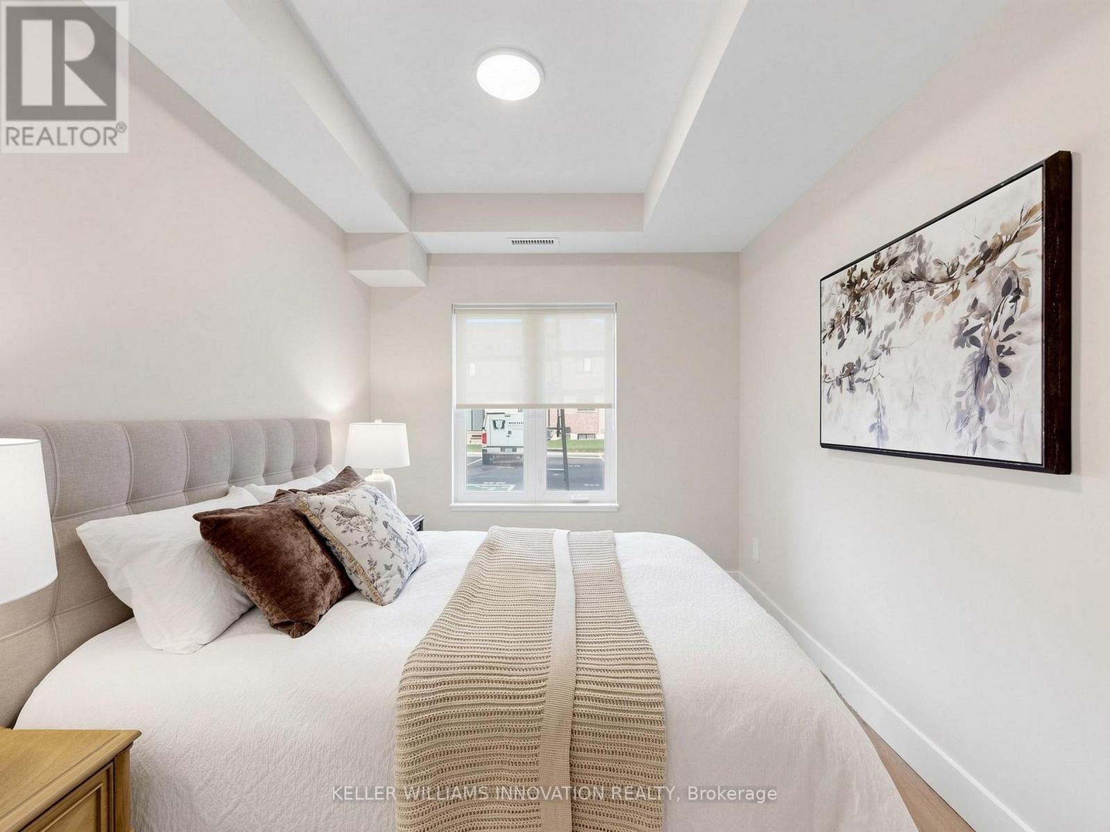 935 Twamley Street W Property Photo 6