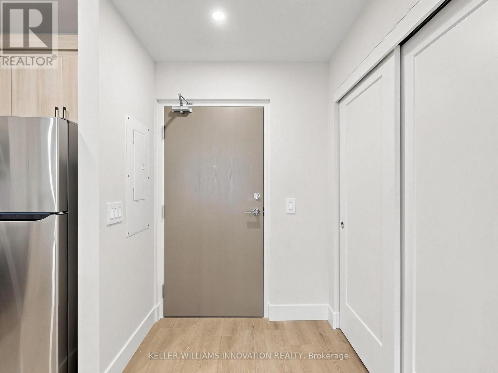 935 Twamley Street W Property Photo 9