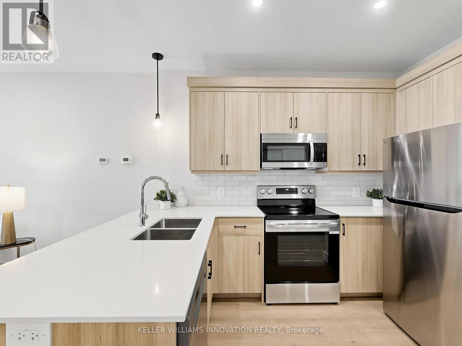 935 Twamley Street W Property Photo 11