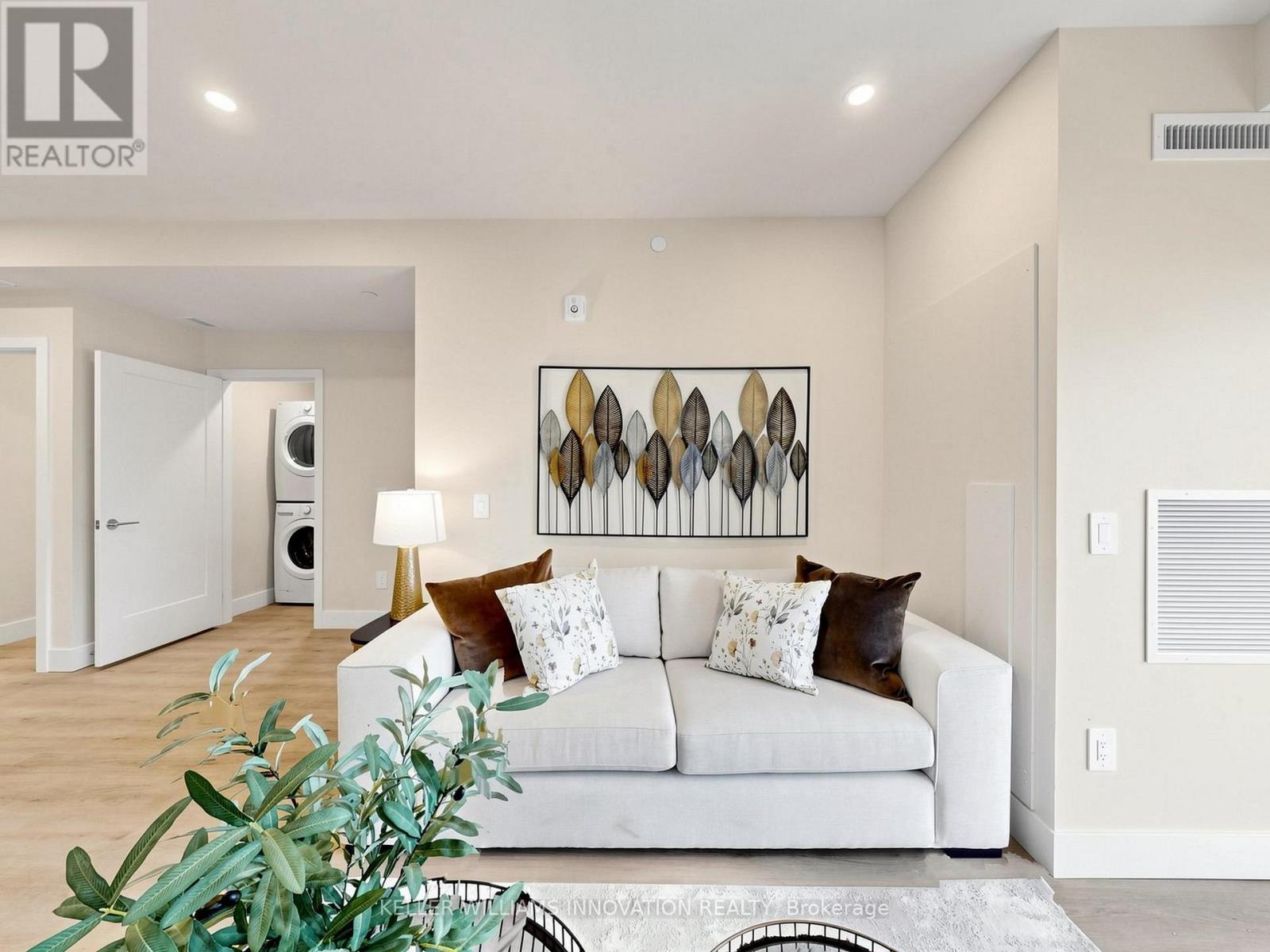 935 Twamley Street W Property Photo 15