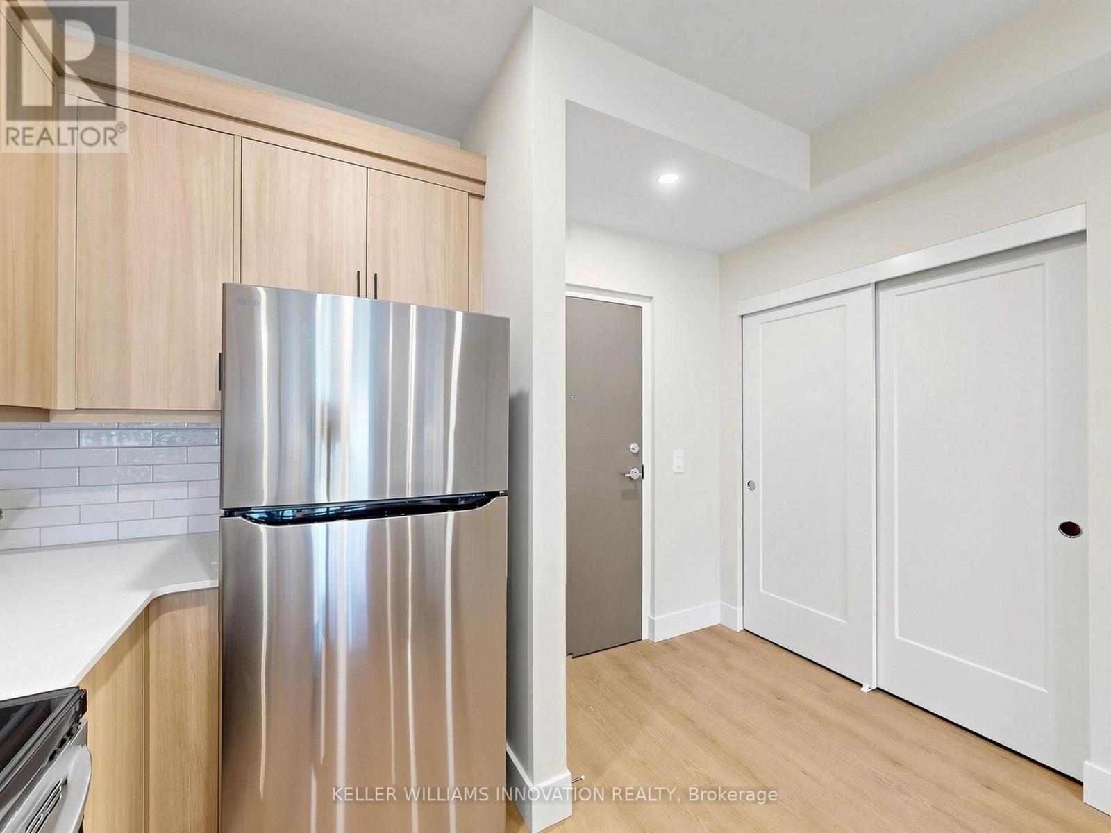 935 Twamley Street W Property Photo 18