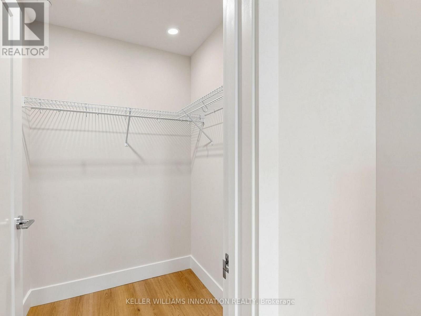 935 Twamley Street W Property Photo 19