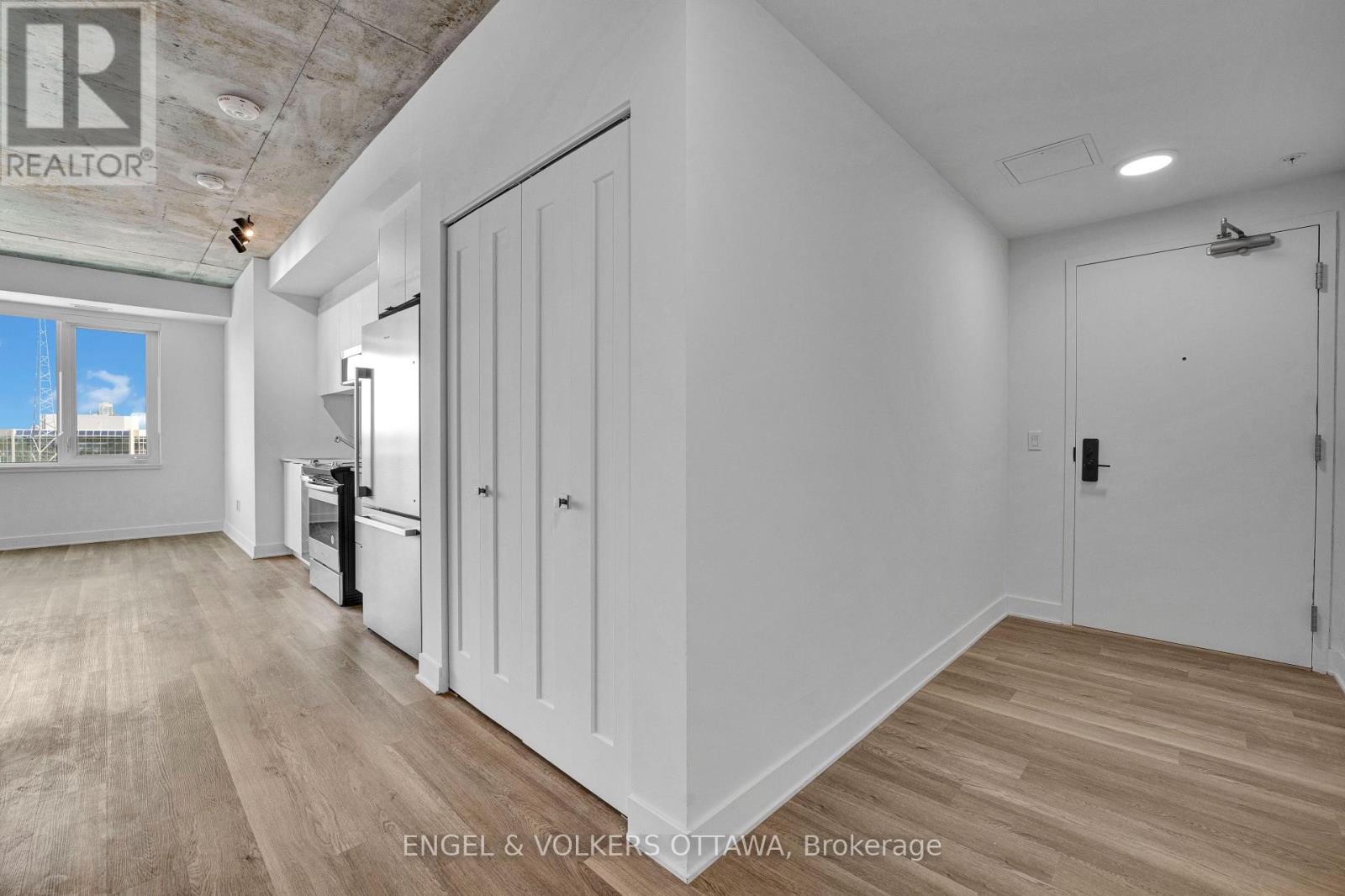 B1109 - 1655 Carling Avenue Property Photo 3