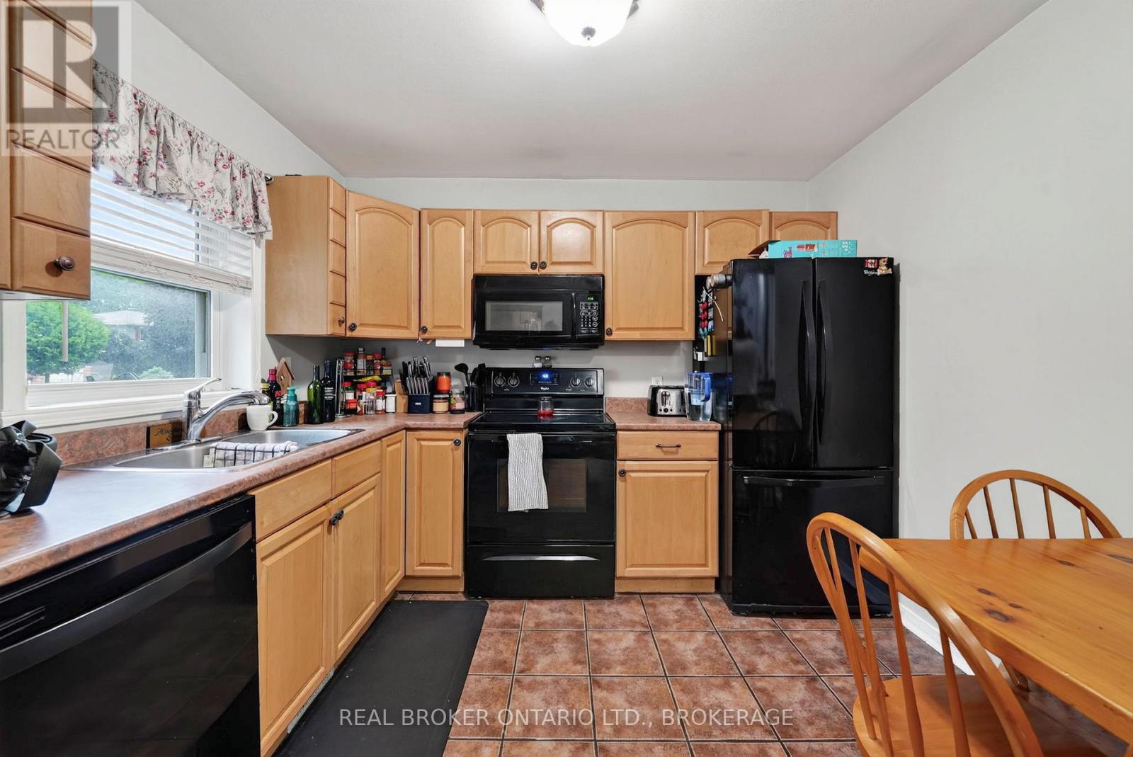 858 Chelsea Crescent Property Photo 2