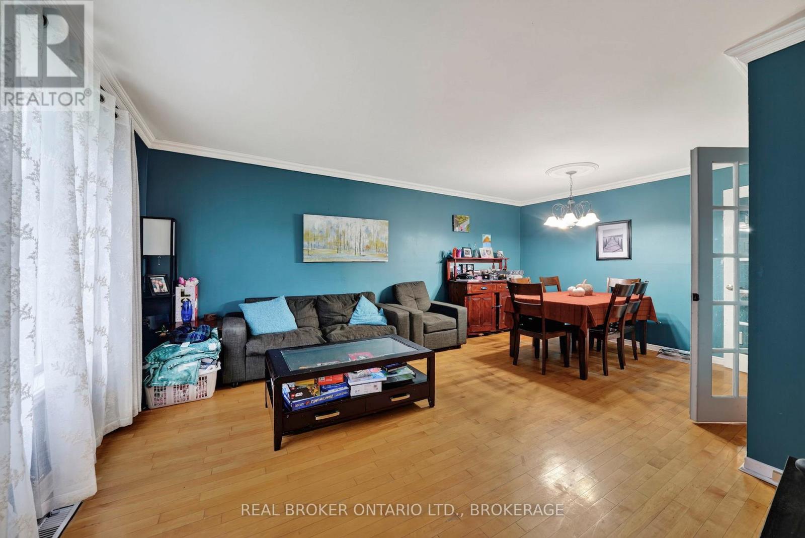 858 Chelsea Crescent Property Photo 3
