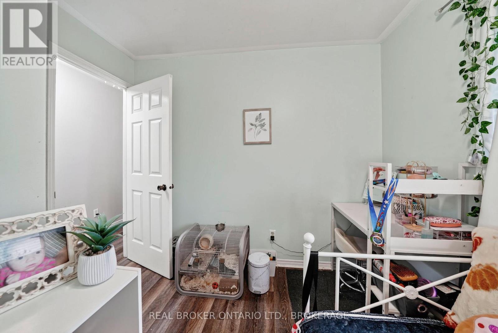 858 Chelsea Crescent Property Photo 7