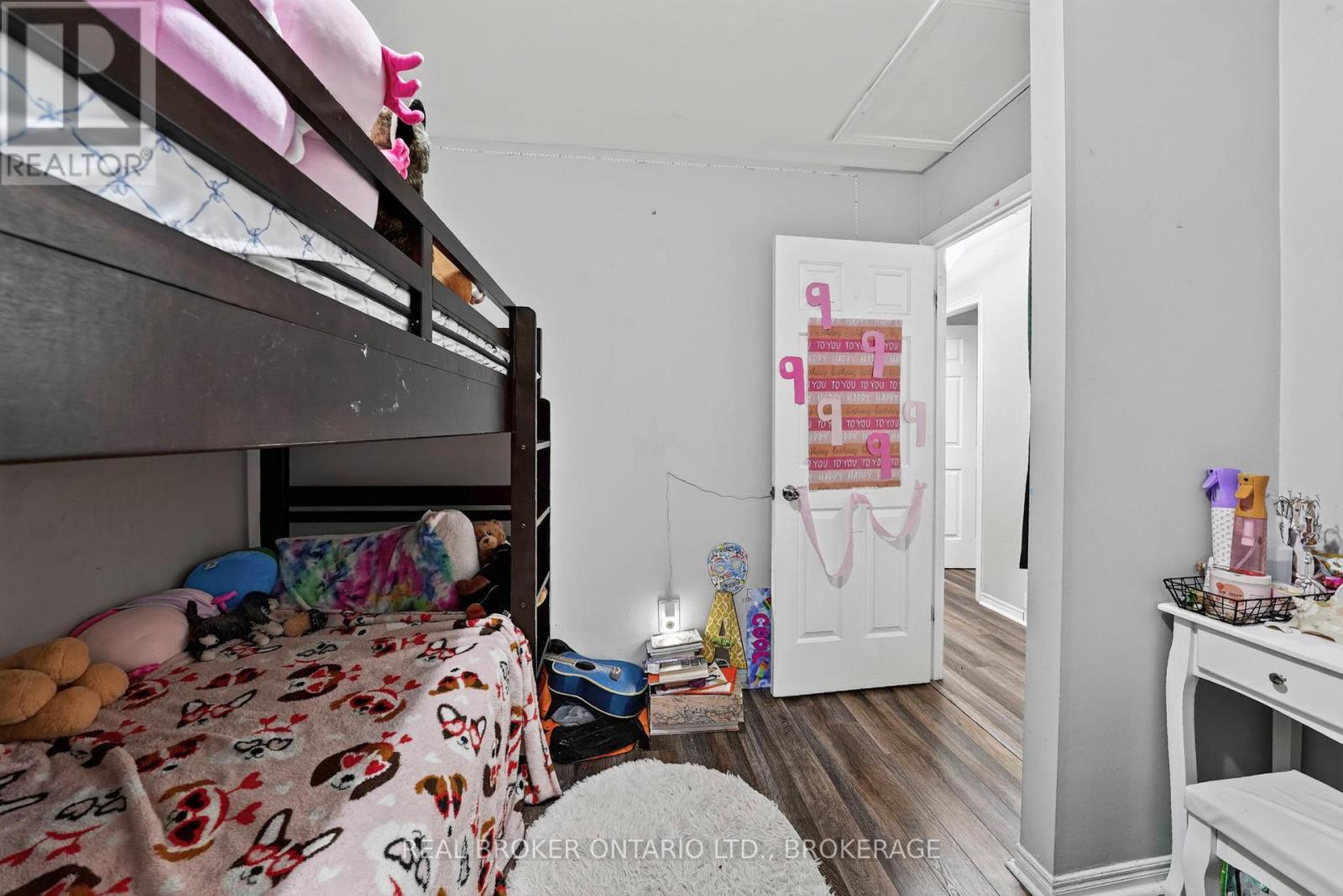 858 Chelsea Crescent Property Photo 9