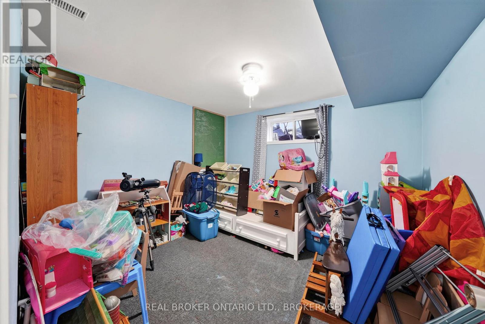 858 Chelsea Crescent Property Photo 10