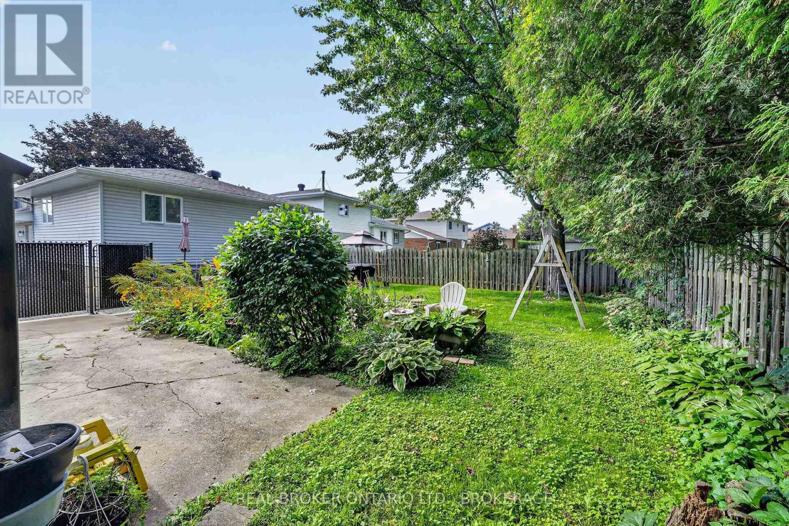 858 Chelsea Crescent Property Photo 12