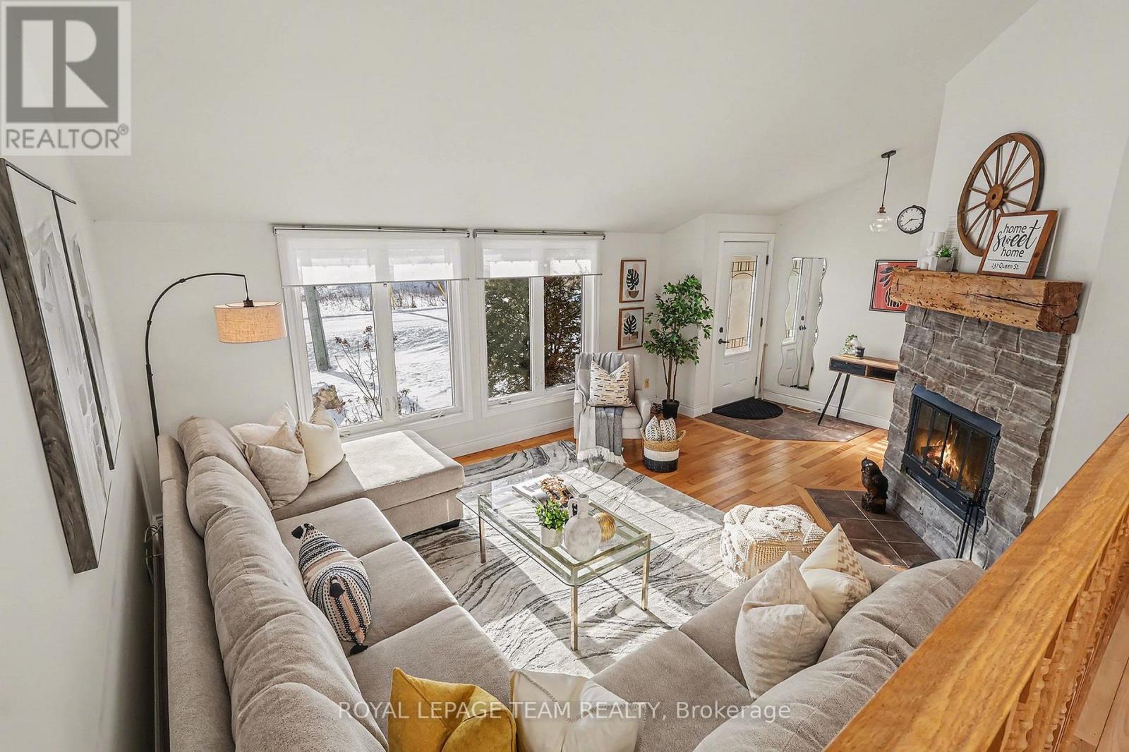 237 Queen West Street Property Photo 7