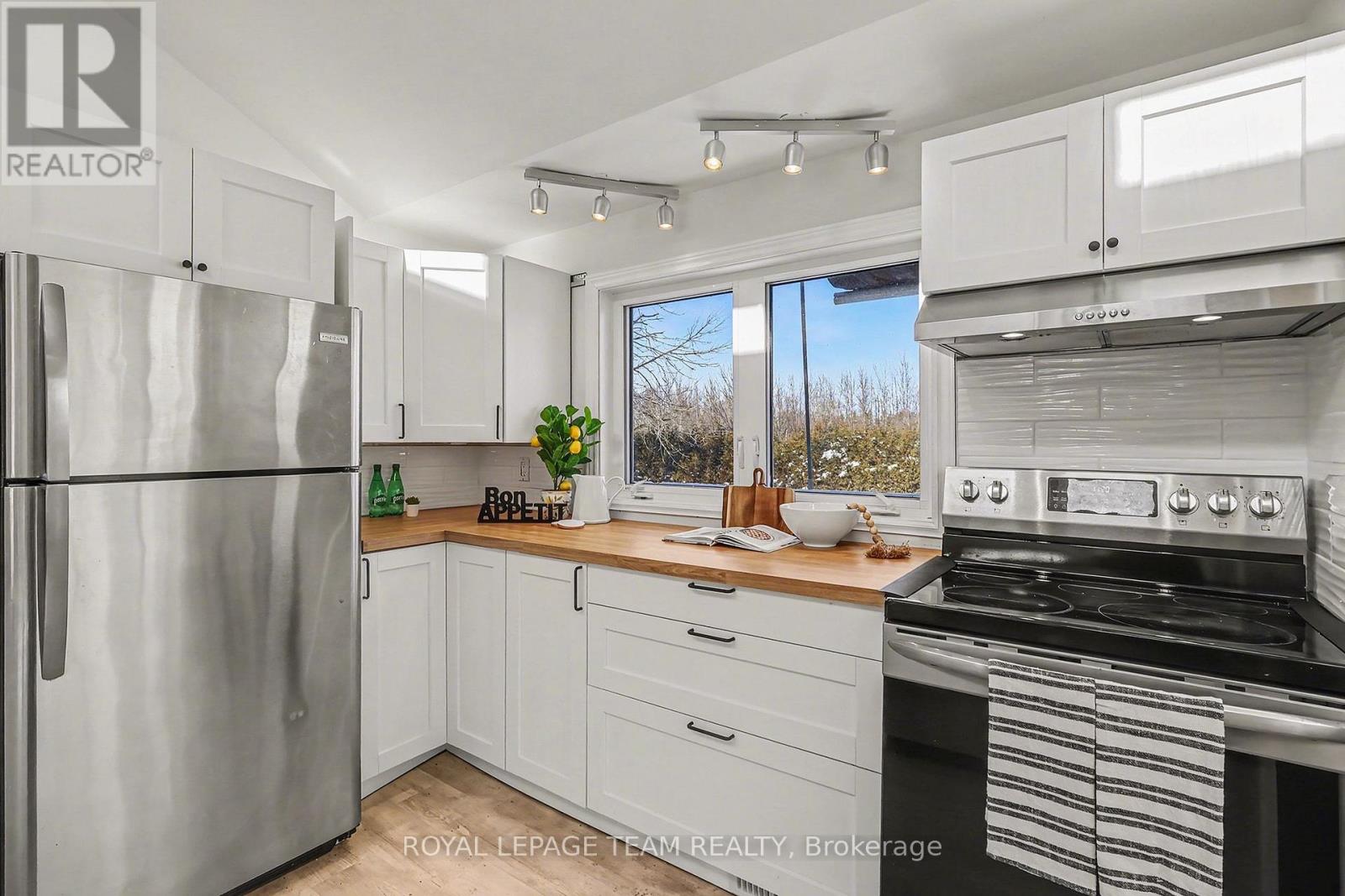237 Queen West Street Property Photo 12