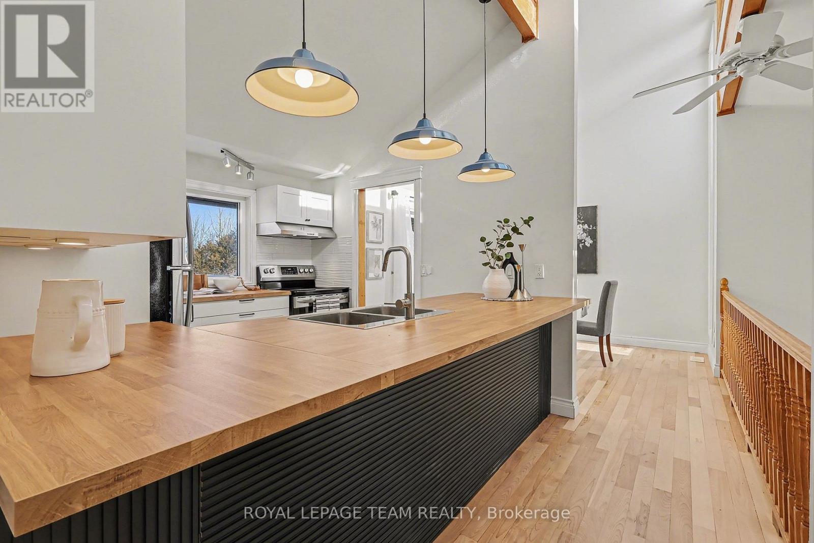 237 Queen West Street Property Photo 14