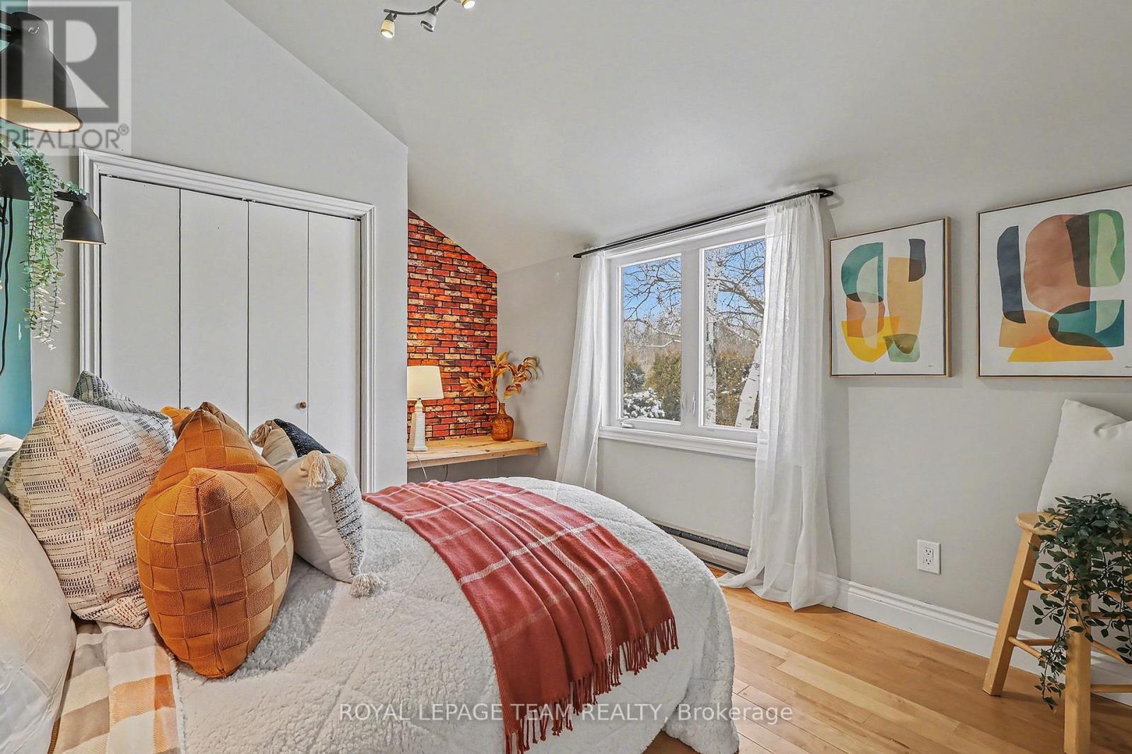 237 Queen West Street Property Photo 17