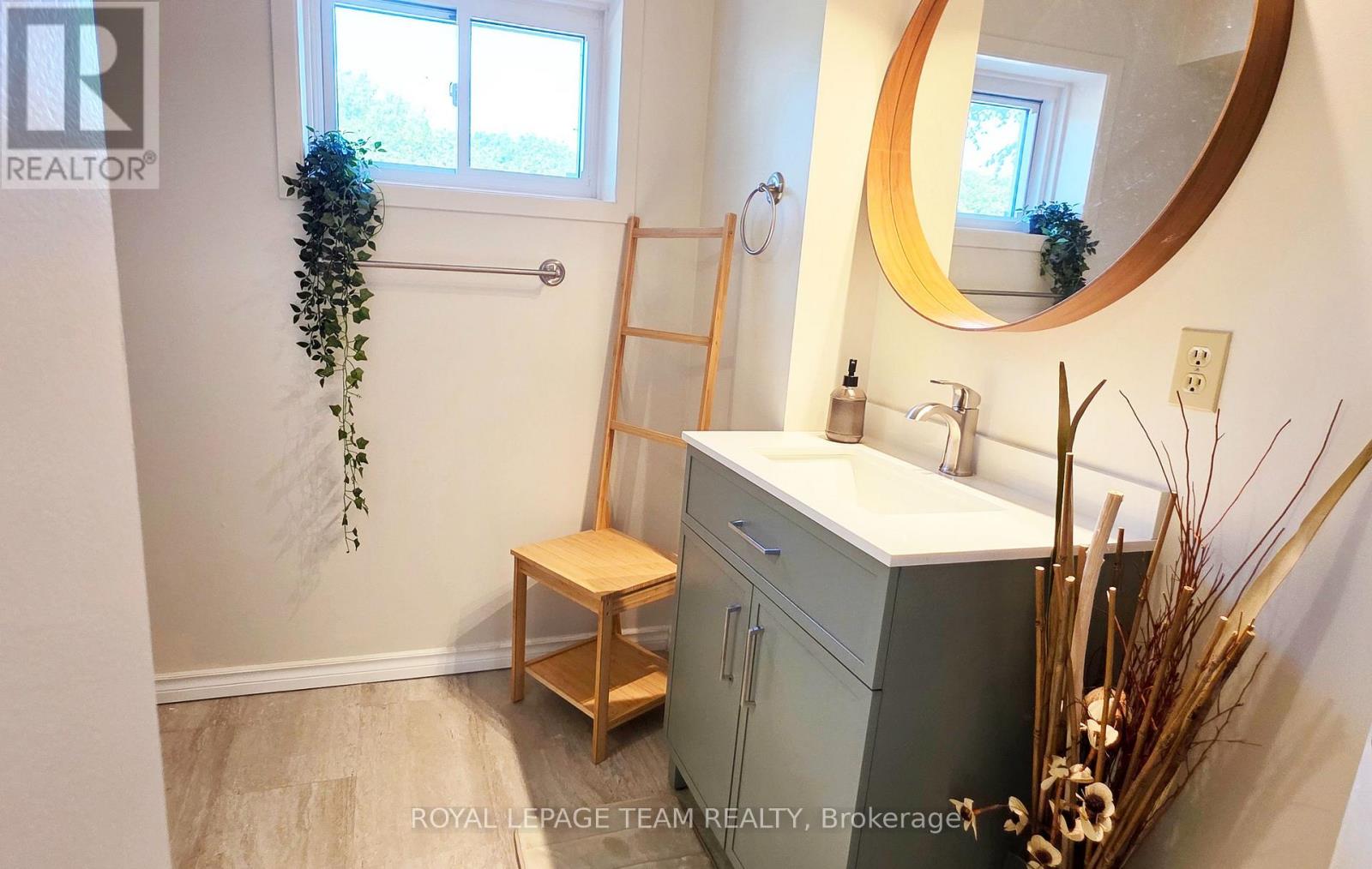 237 Queen West Street Property Photo 23