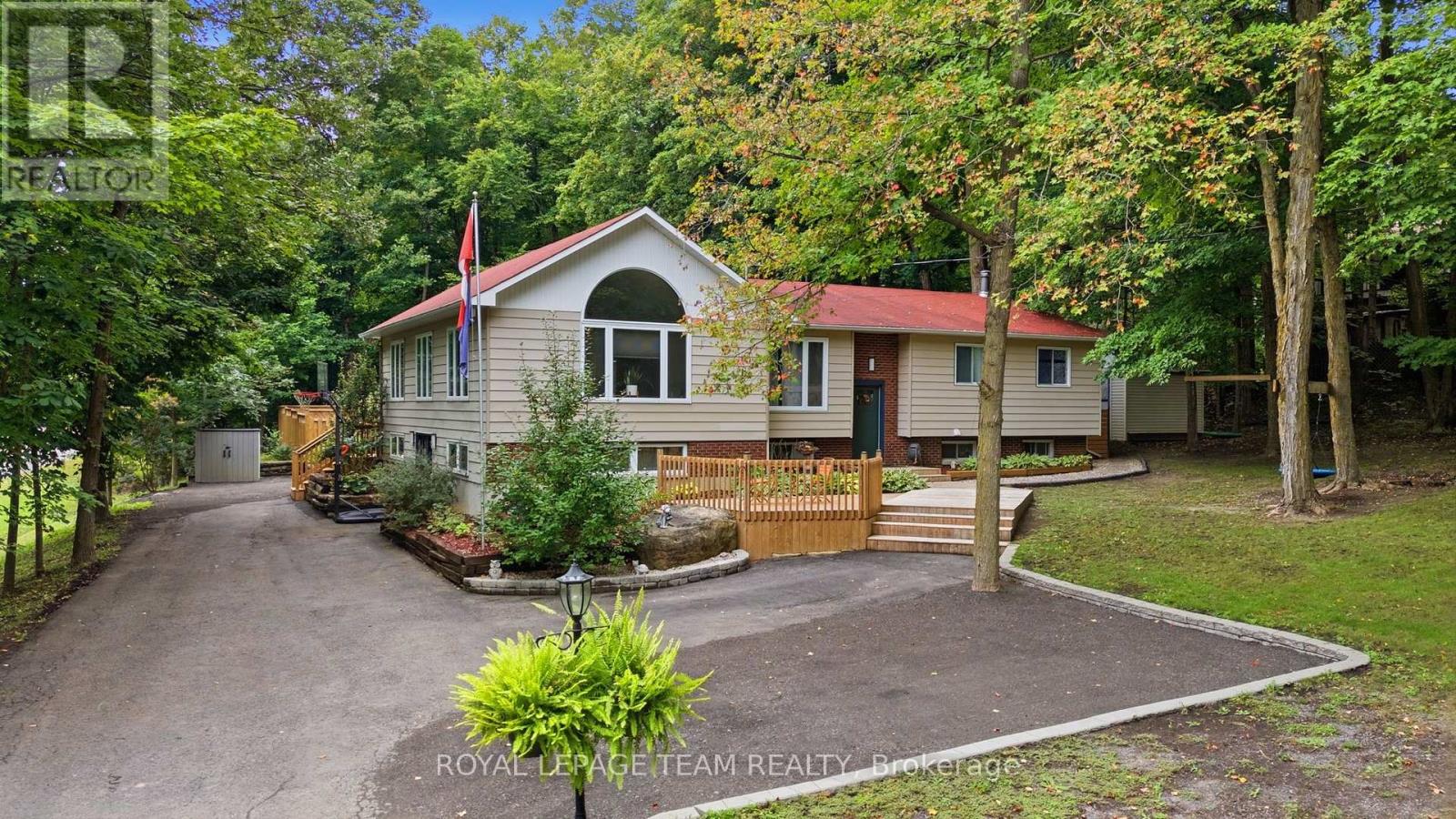 6388 Third Line Road Property Photo 1