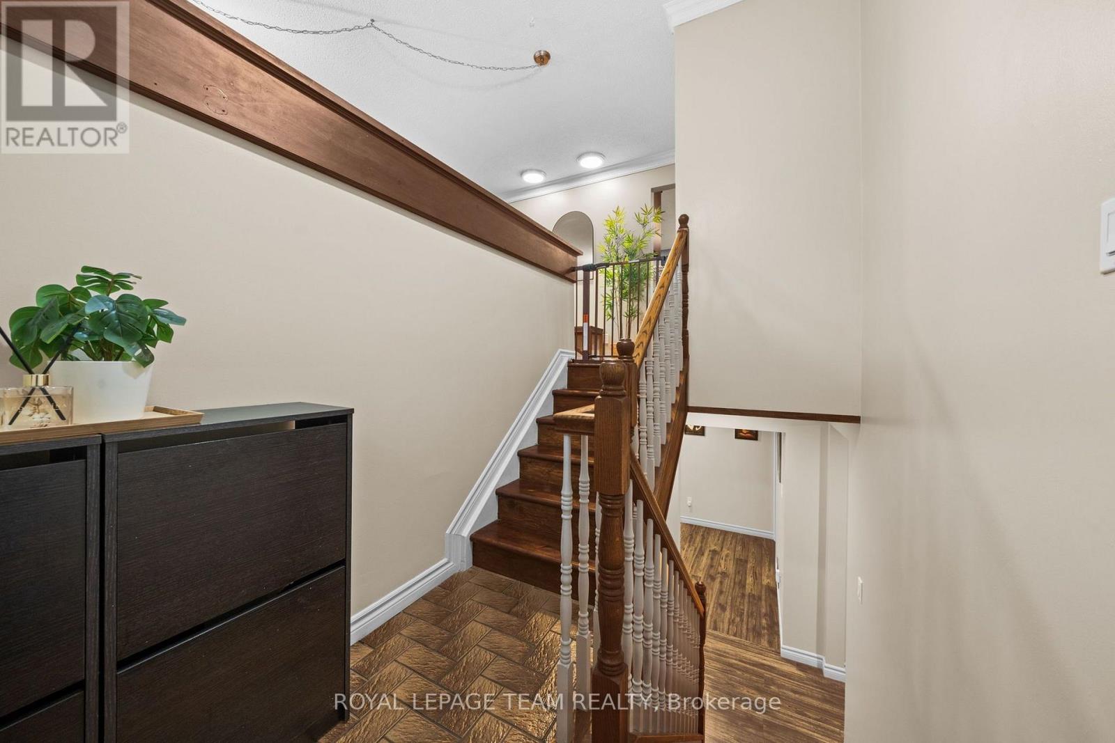 6388 Third Line Road Property Photo 4