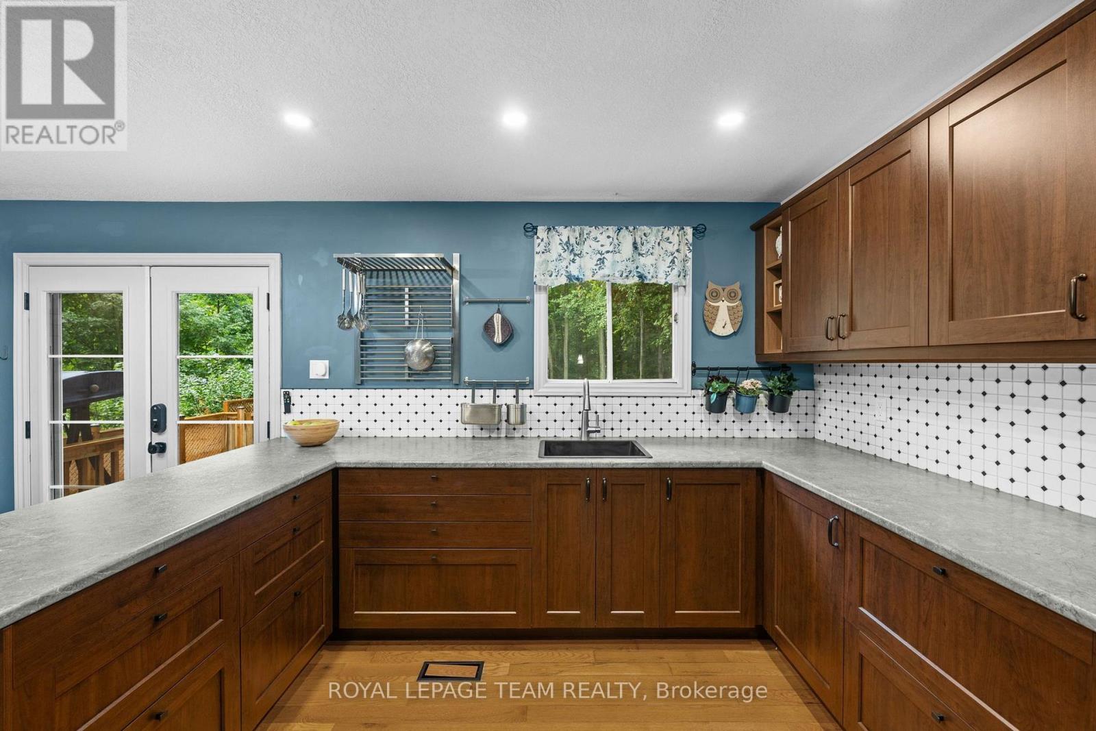 6388 Third Line Road Property Photo 8
