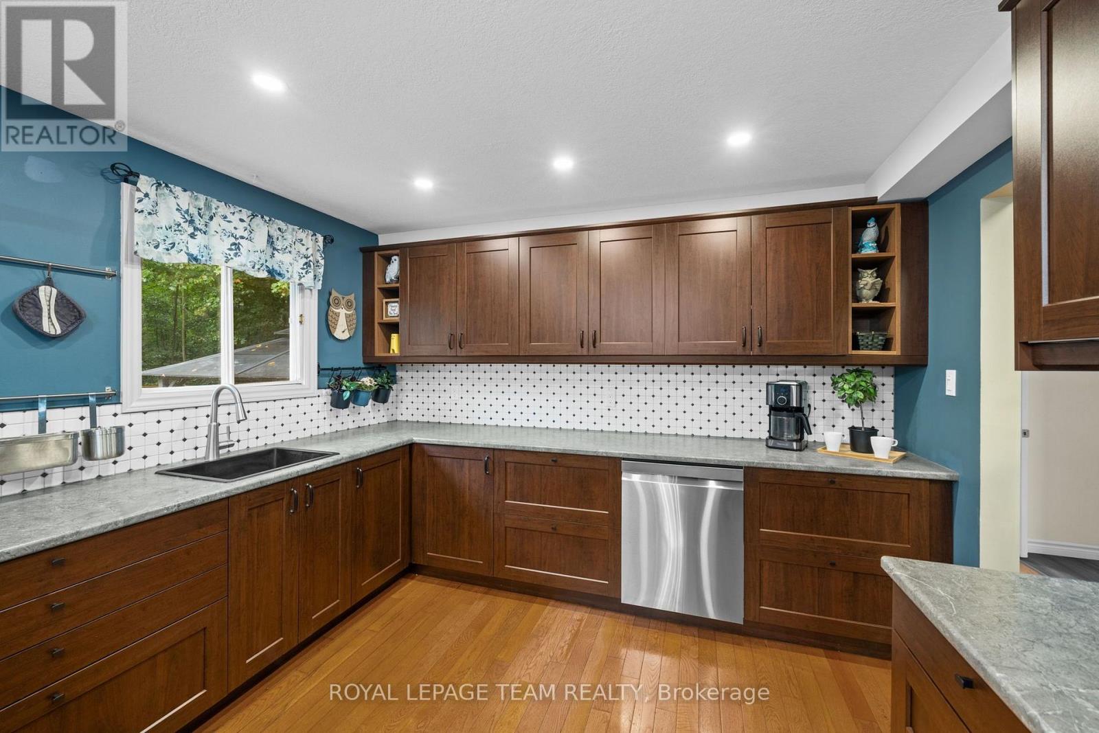 6388 Third Line Road Property Photo 9