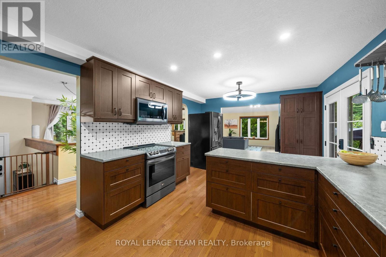6388 Third Line Road Property Photo 10