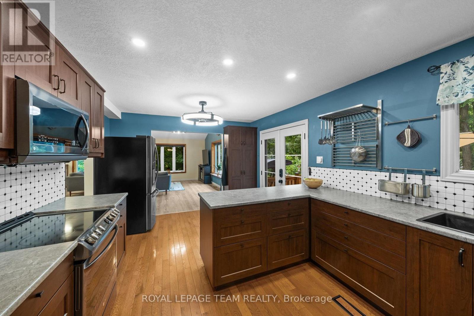 6388 Third Line Road Property Photo 11