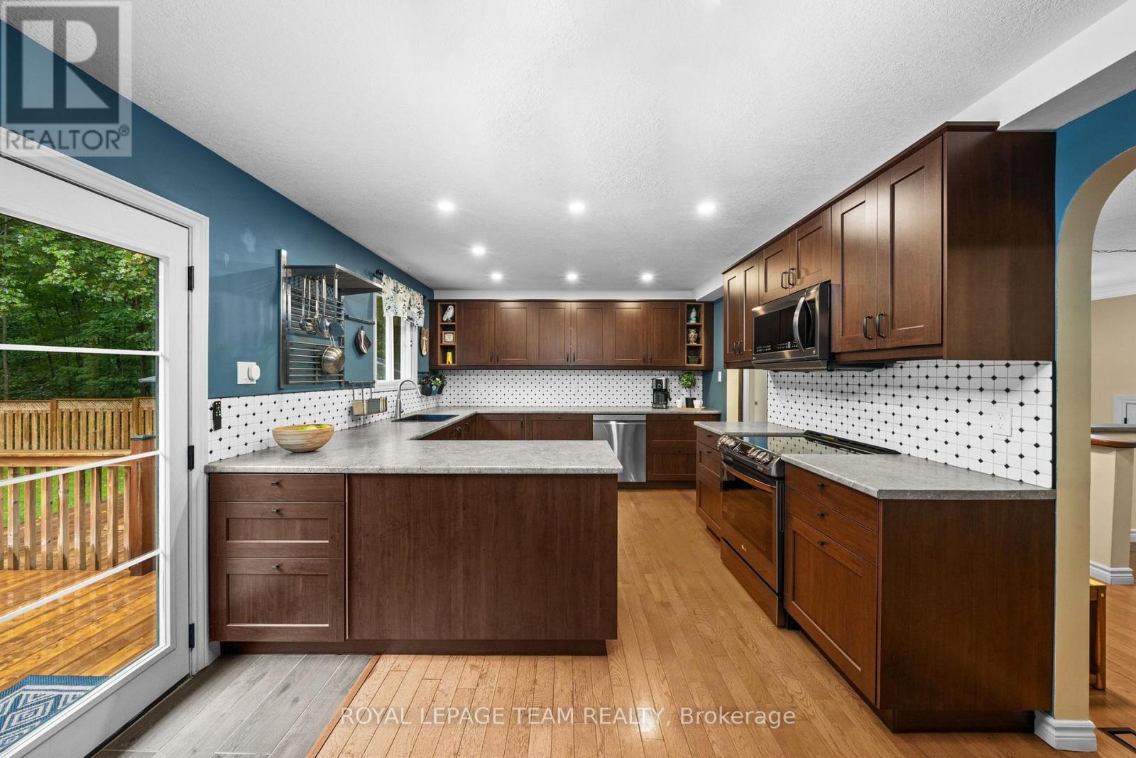 6388 Third Line Road Property Photo 12