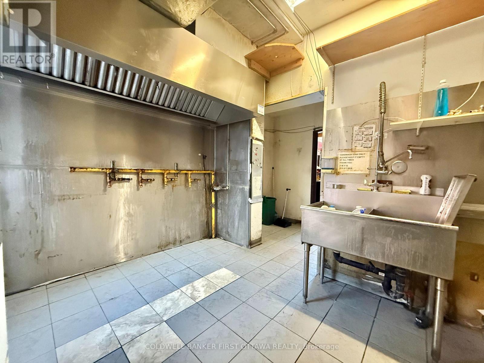 690-b Somerset Street W Property Photo 16