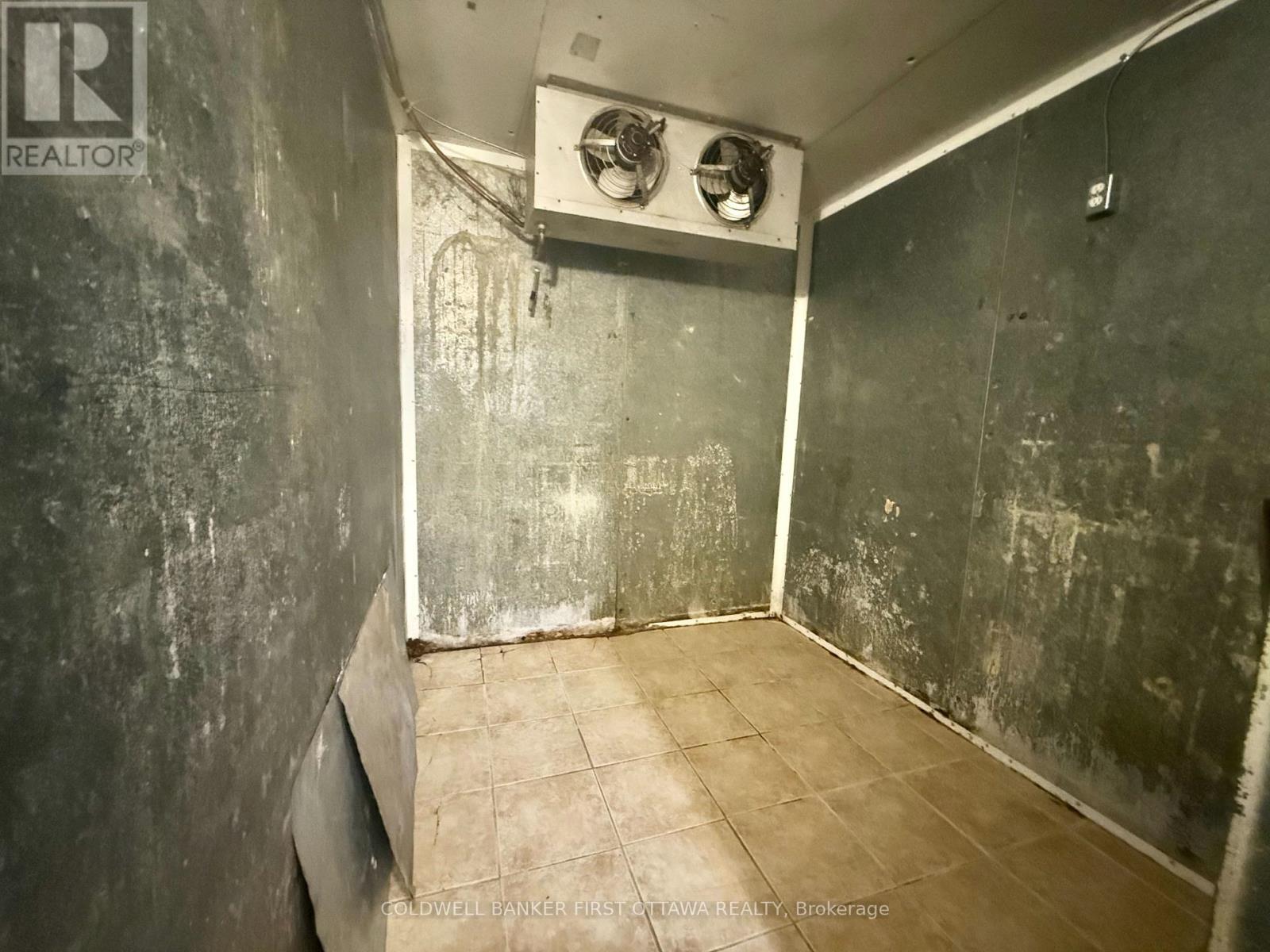 690-b Somerset Street W Property Photo 17