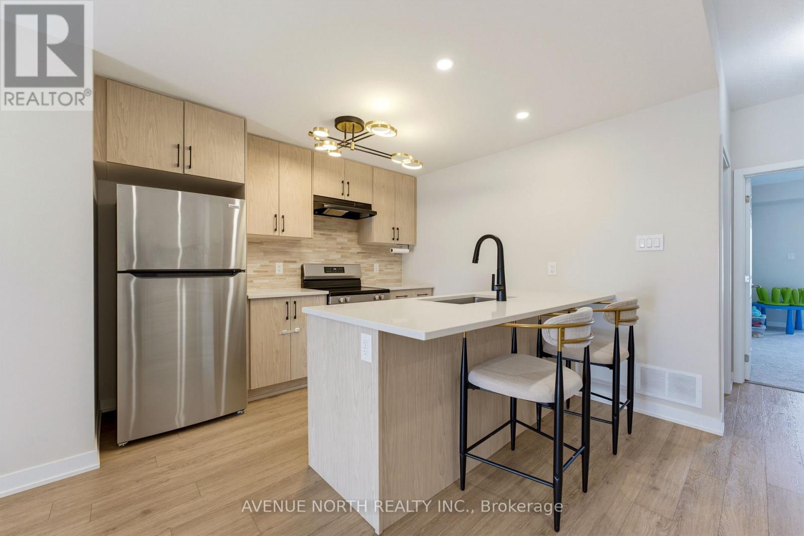 606 Parnian Private Property Photo 11