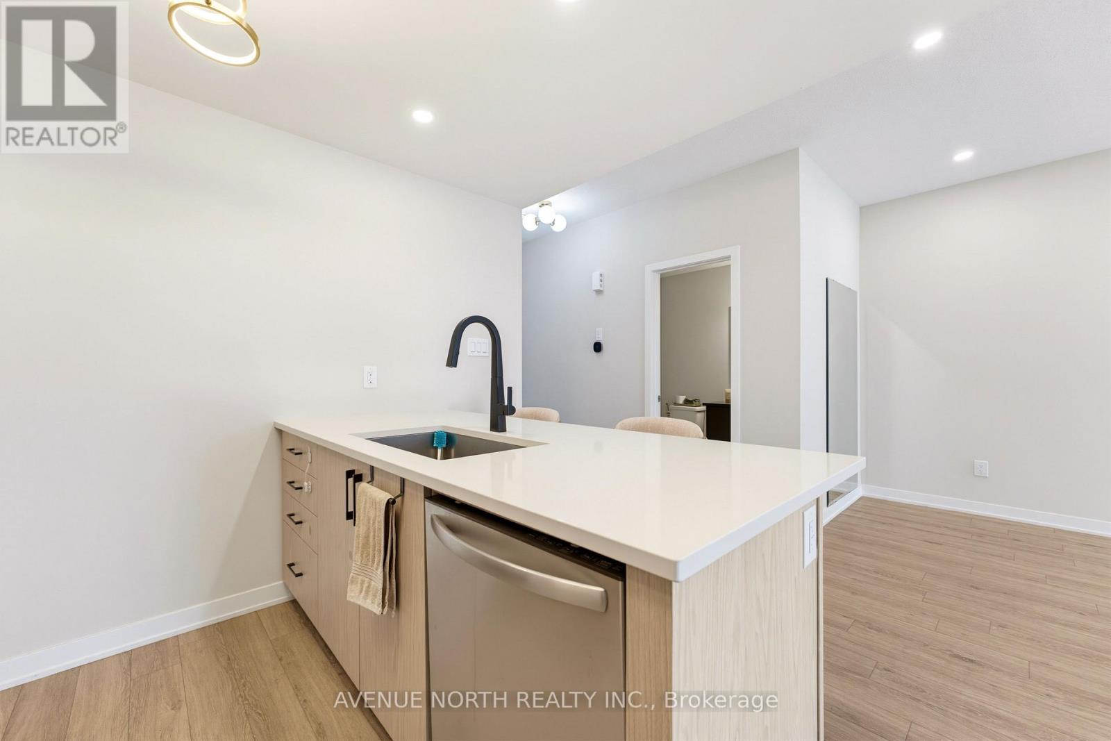 606 Parnian Private Property Photo 13