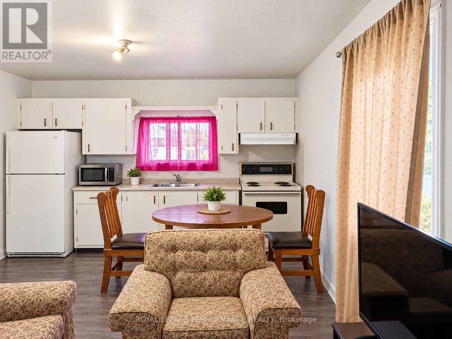 271-267 Twelfth Street W Property Photo 5