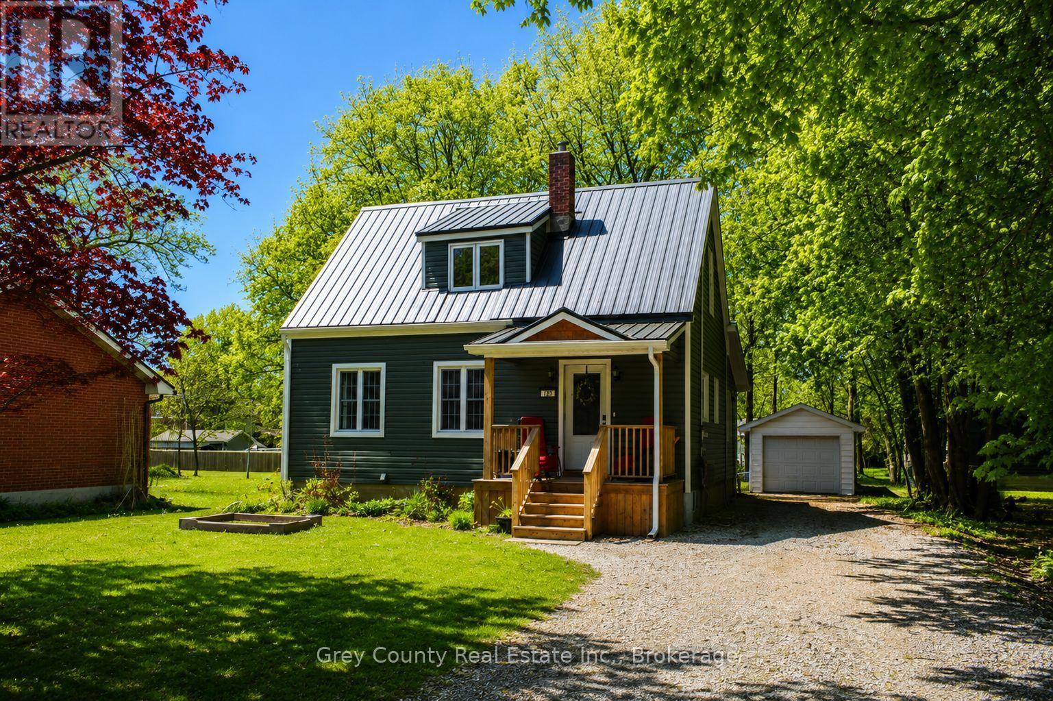 120 Mark Street W Property Photo 2