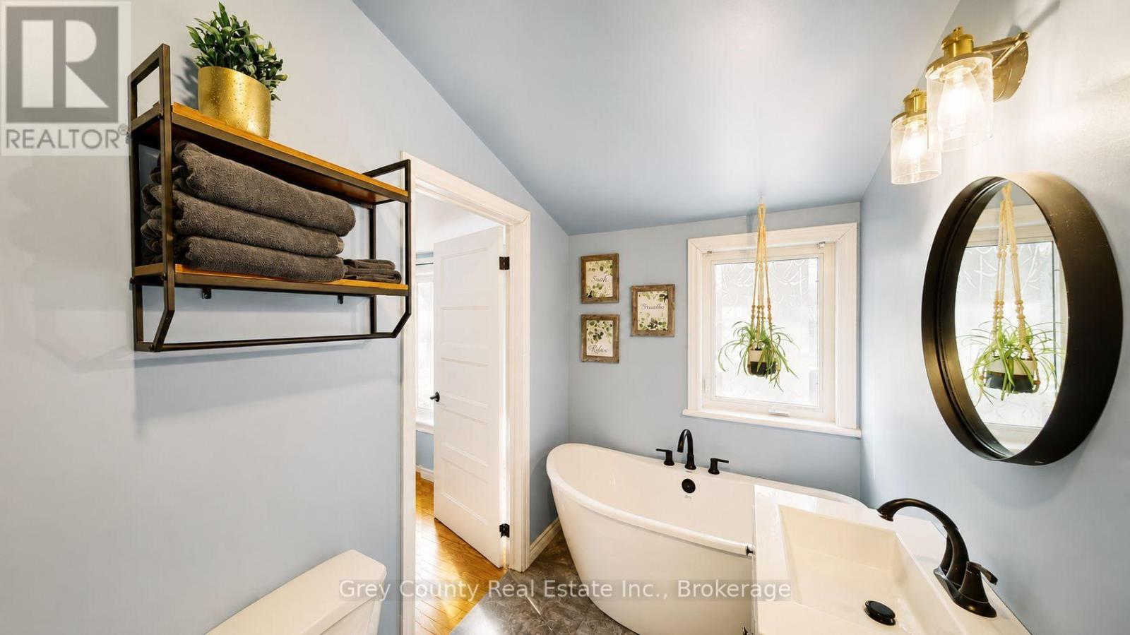 120 Mark Street W Property Photo 32