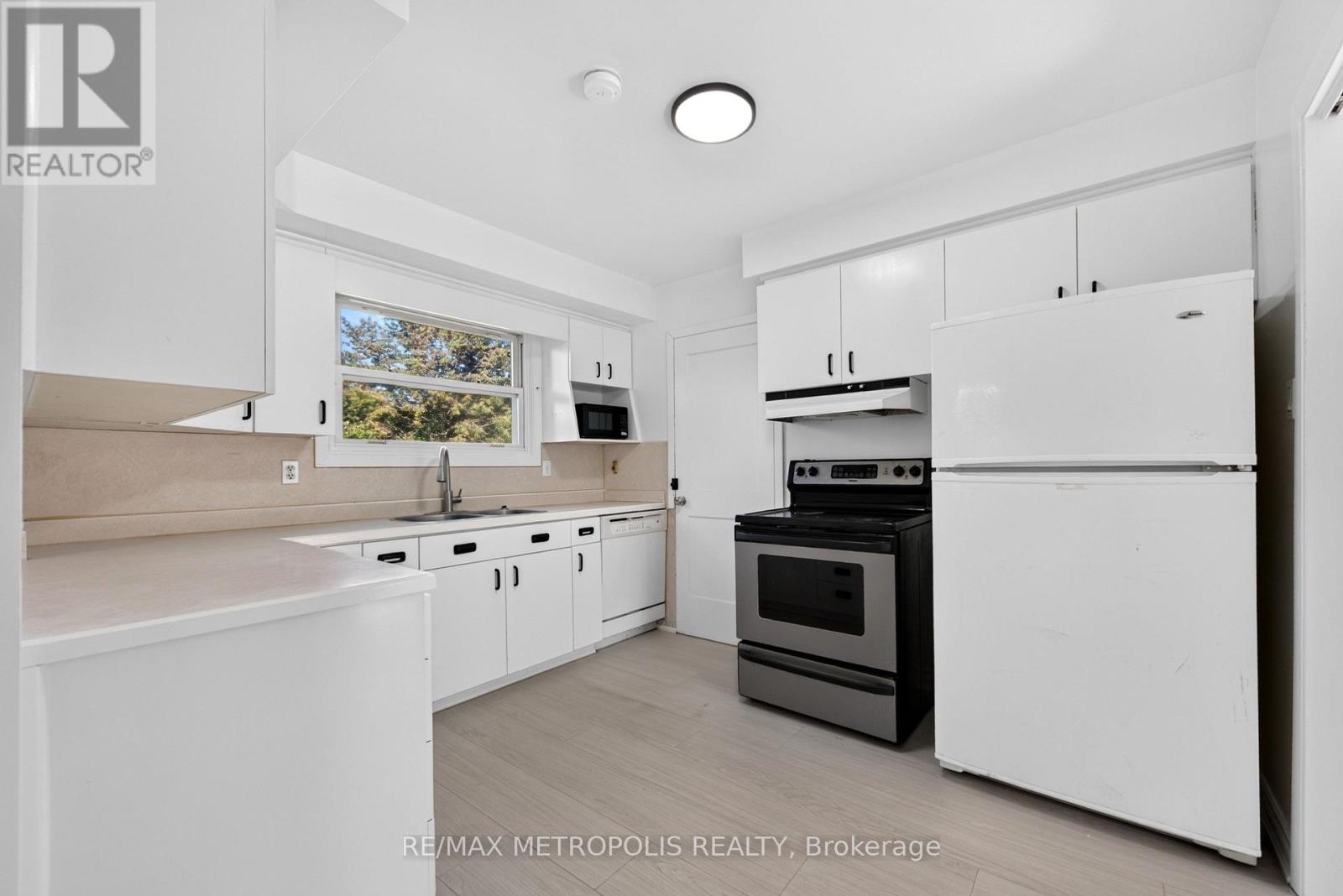 338 Millbank Drive Property Photo 16