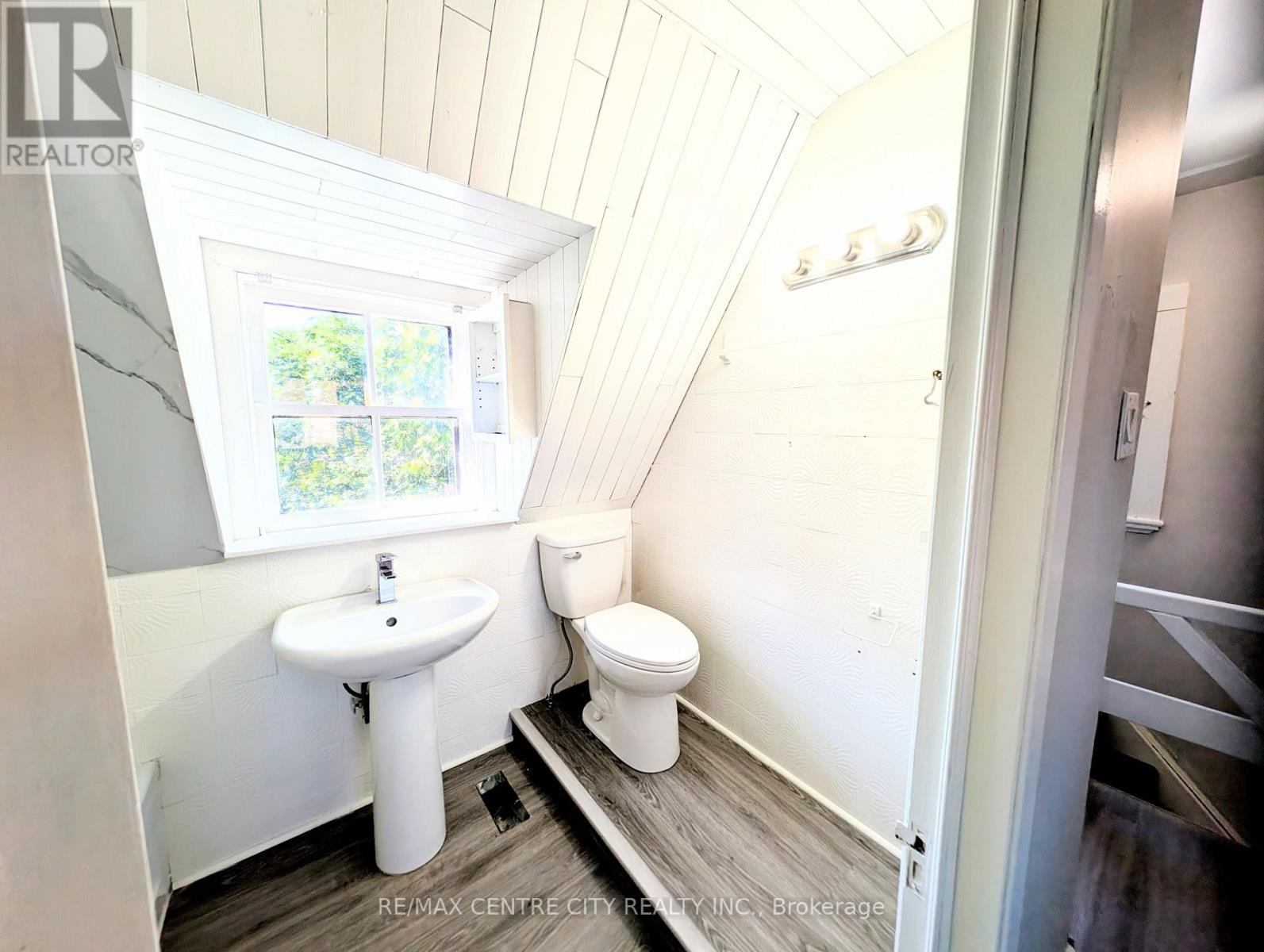 4 - 474 King Street Property Photo 10