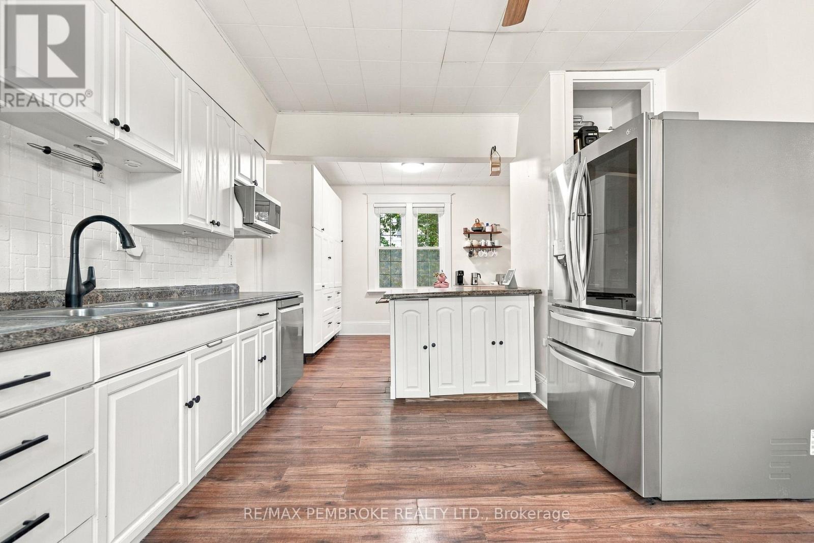 296 First Avenue N Property Photo 14