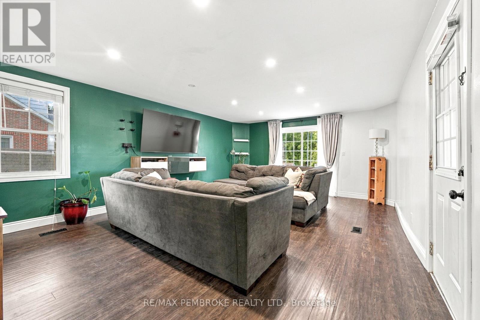 296 First Avenue N Property Photo 19