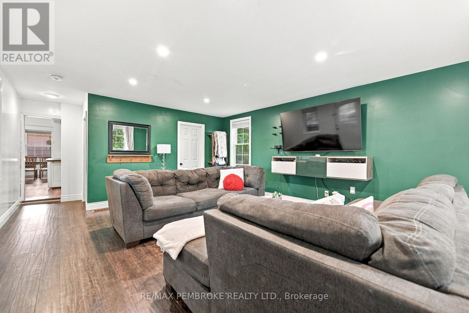 296 First Avenue N Property Photo 21