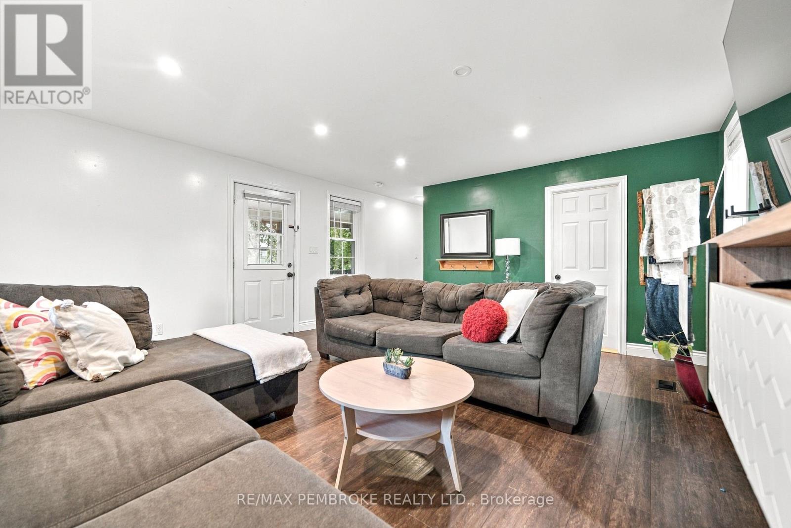 296 First Avenue N Property Photo 22