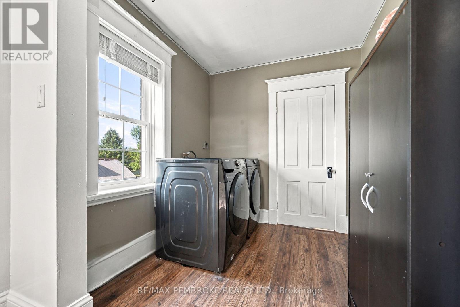 296 First Avenue N Property Photo 35