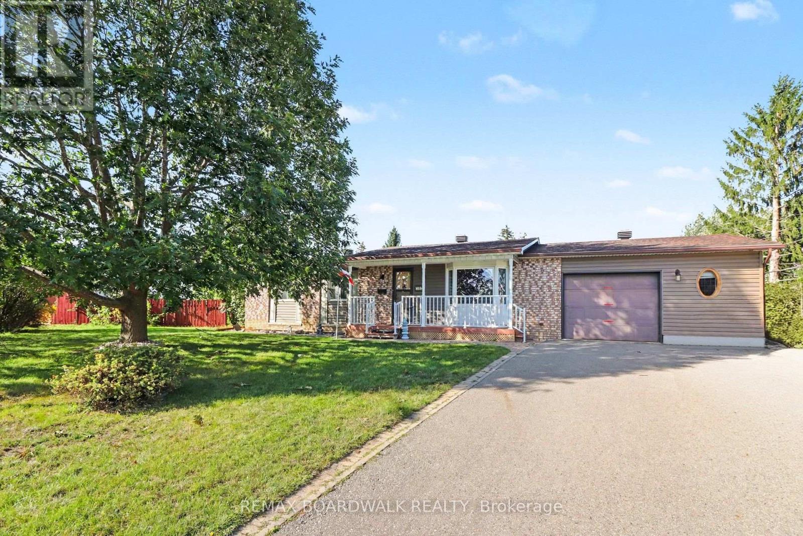 389 Hatfield Crescent Property Photo 3