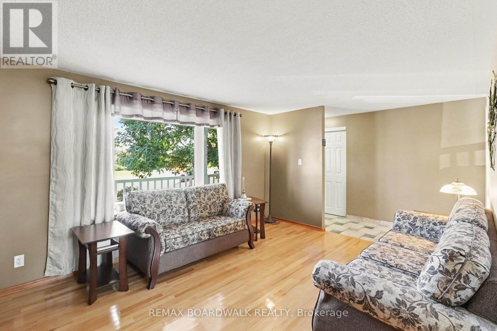389 Hatfield Crescent Property Photo 6
