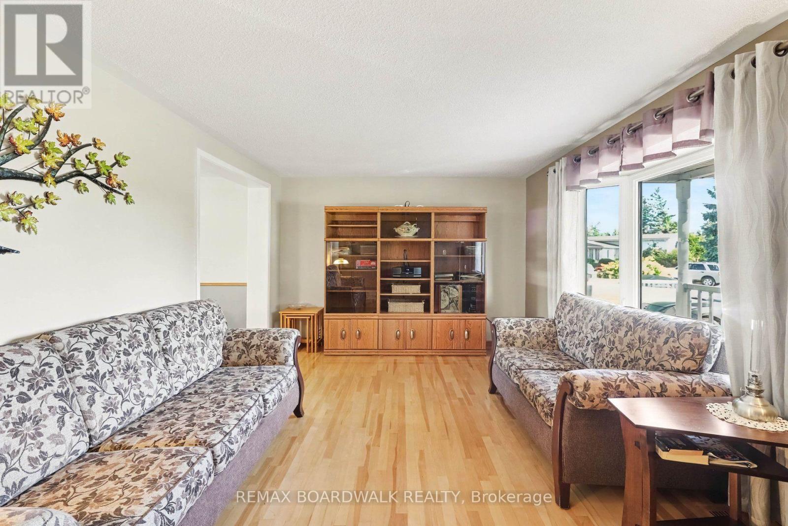 389 Hatfield Crescent Property Photo 7